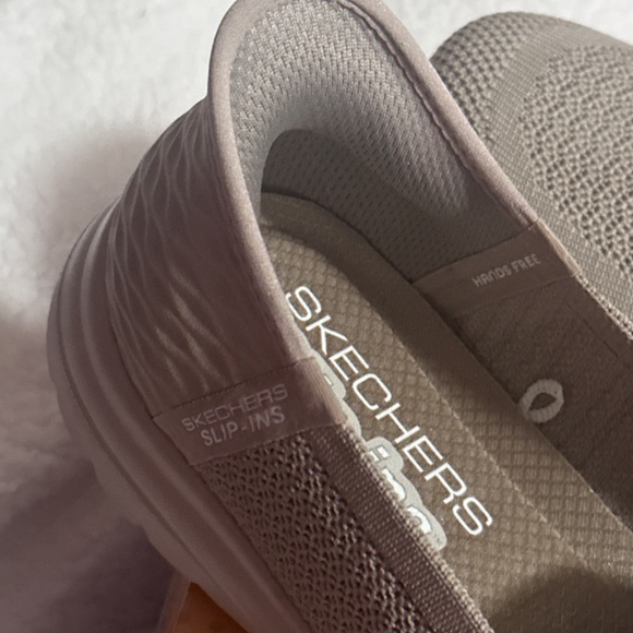 New sketchers women’s slip in shoes 9.5 - Picture 5 of 12